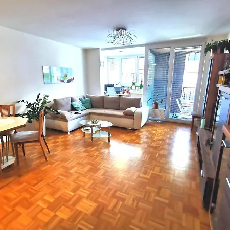 Cozy With Free Parking And Balcony