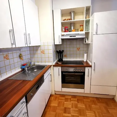 Lägenhet Cozy With Free Parking And Balcony