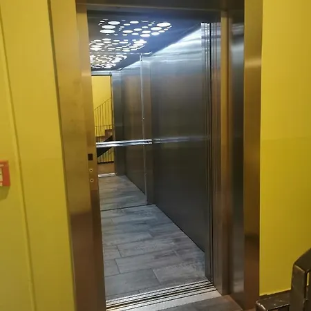 Lägenhet Cozy With Free Parking And Balcony