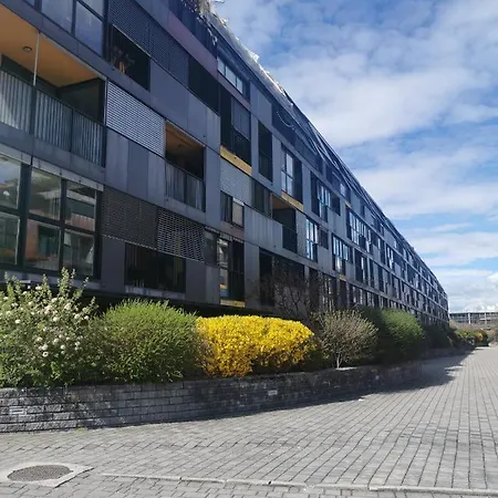 Lägenhet Cozy With Free Parking And Balcony