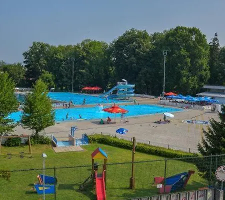 Lägenhet Cozy With Free Parking And Balcony *