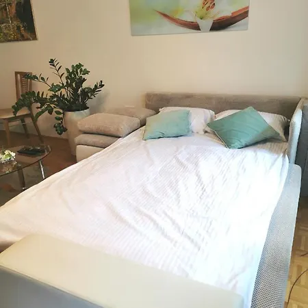 Lägenhet Cozy With Free Parking And Balcony *