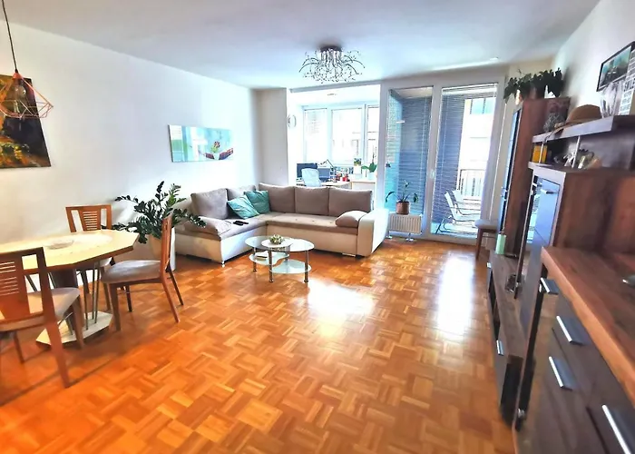 Cozy With Free Parking And Balcony