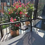 Appartement Cozy With Free Parking And Balcony *