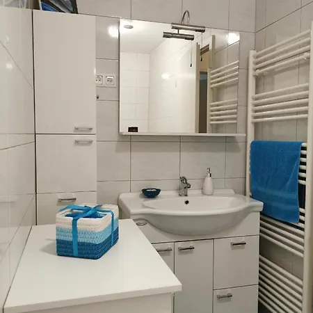 Apartma Cozy With Free Parking And Balcony